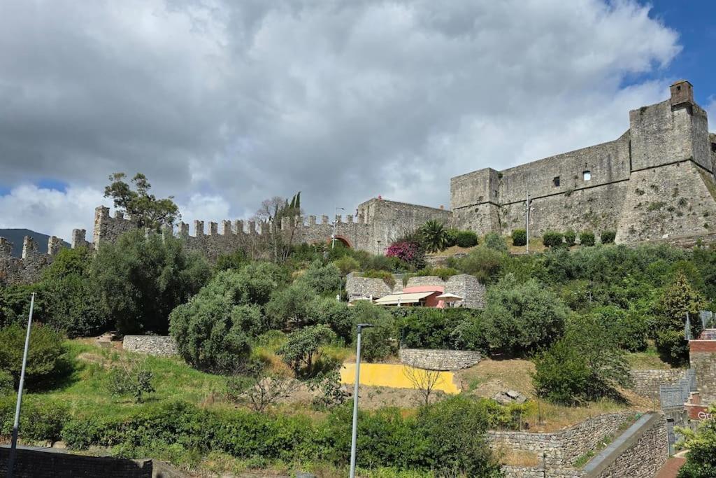 Tra Mare E Castello * La Spezia